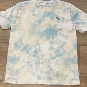 Abercrombie Kids Sky Blue and Cream Tie-Dye Tee size 9/10